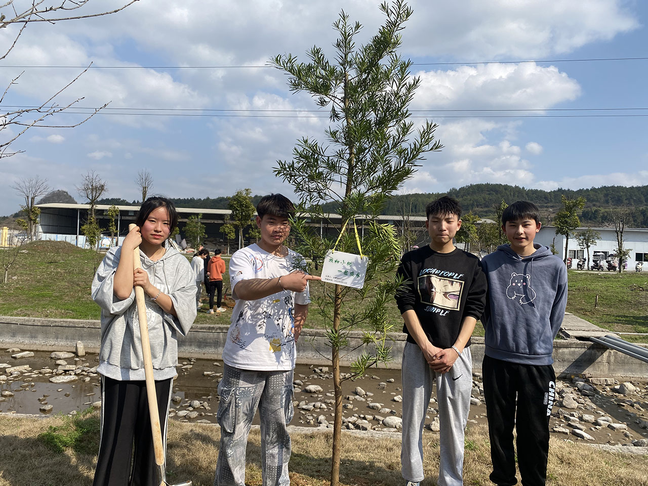 杏耀师生踊跃参加“许美好愿望、献给绿色爱心”植树活动